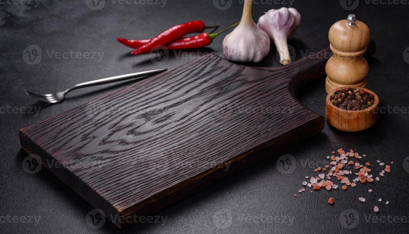 un plato vacío con un cuchillo, tenedor o cuchara con una tabla de cortar de madera foto