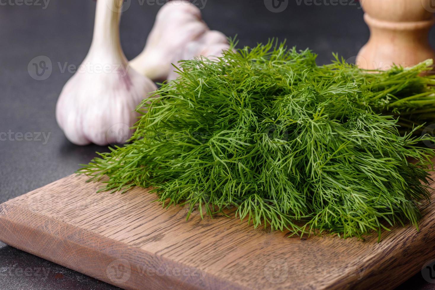 un montón de eneldo verde fresco en una tabla de cortar de madera foto