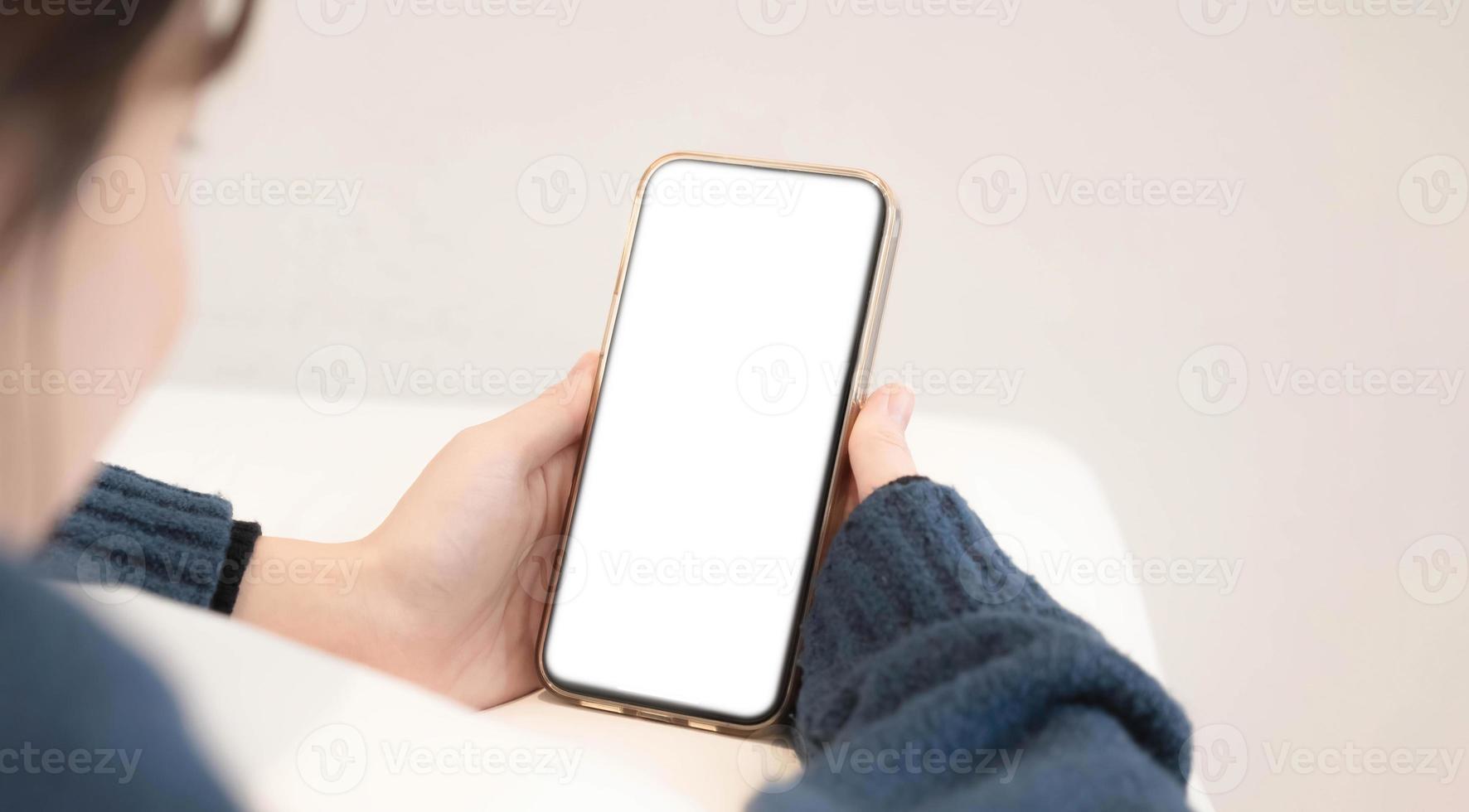 vista superior de manos de mujer sosteniendo un teléfono inteligente con pantalla de espacio de copia en blanco para su mensaje de texto o contenido de información. foto