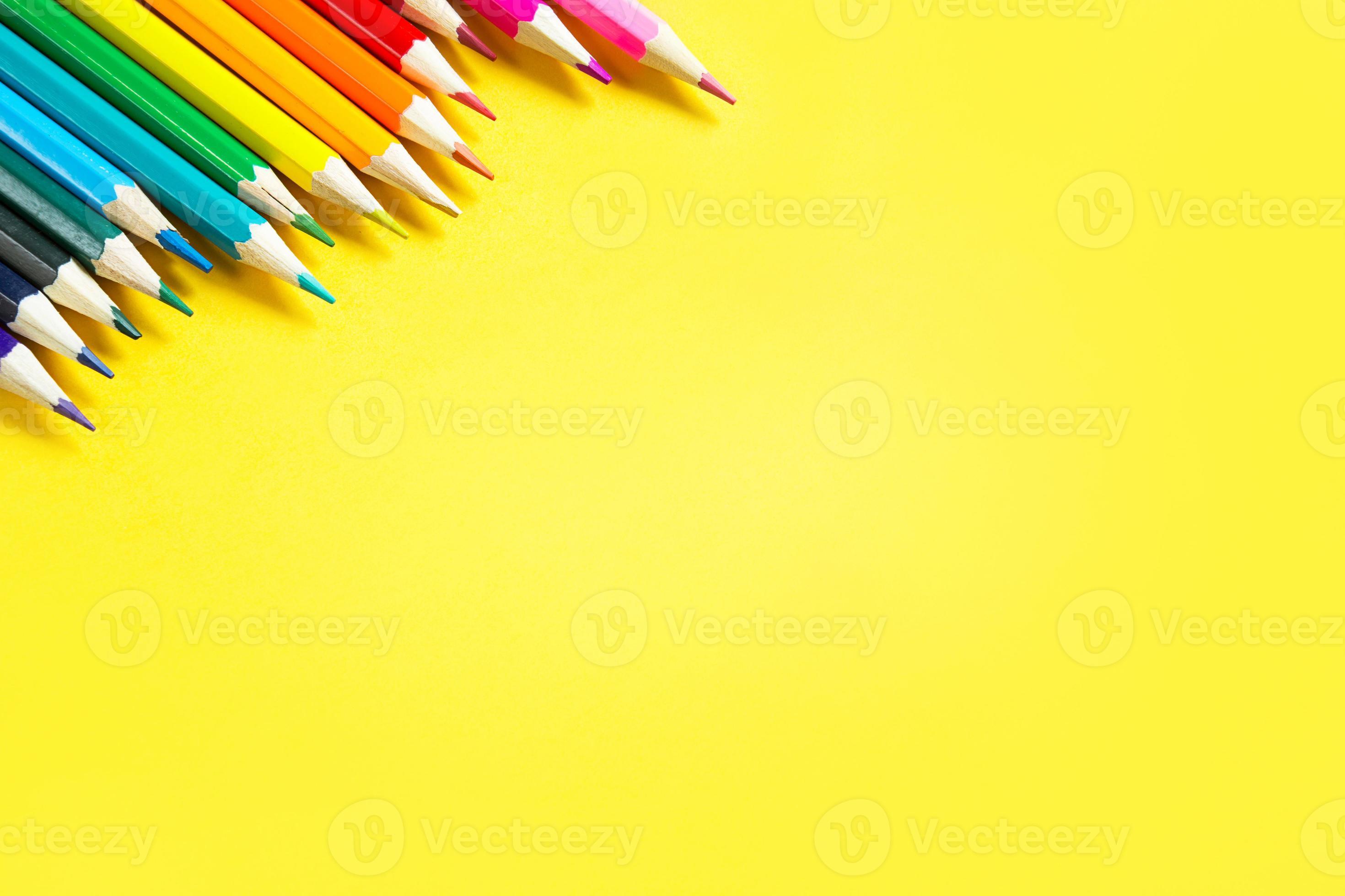 Material escolar, papelería sobre fondo amarillo - espacio para el pie de  foto. Niño listo para dibujar con lápices y hacer aplicación de papel de  colores. Vista superior.: fotografía de stock ©