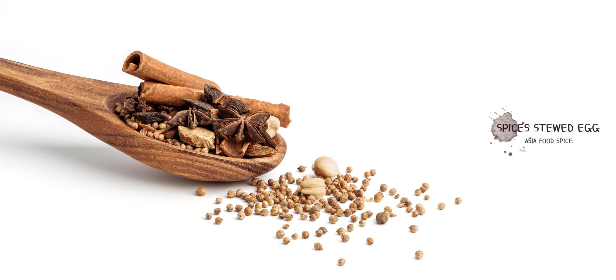 huevo guisado con especias. anís estrellado, palitos de canela y pimienta sobre un fondo blanco foto