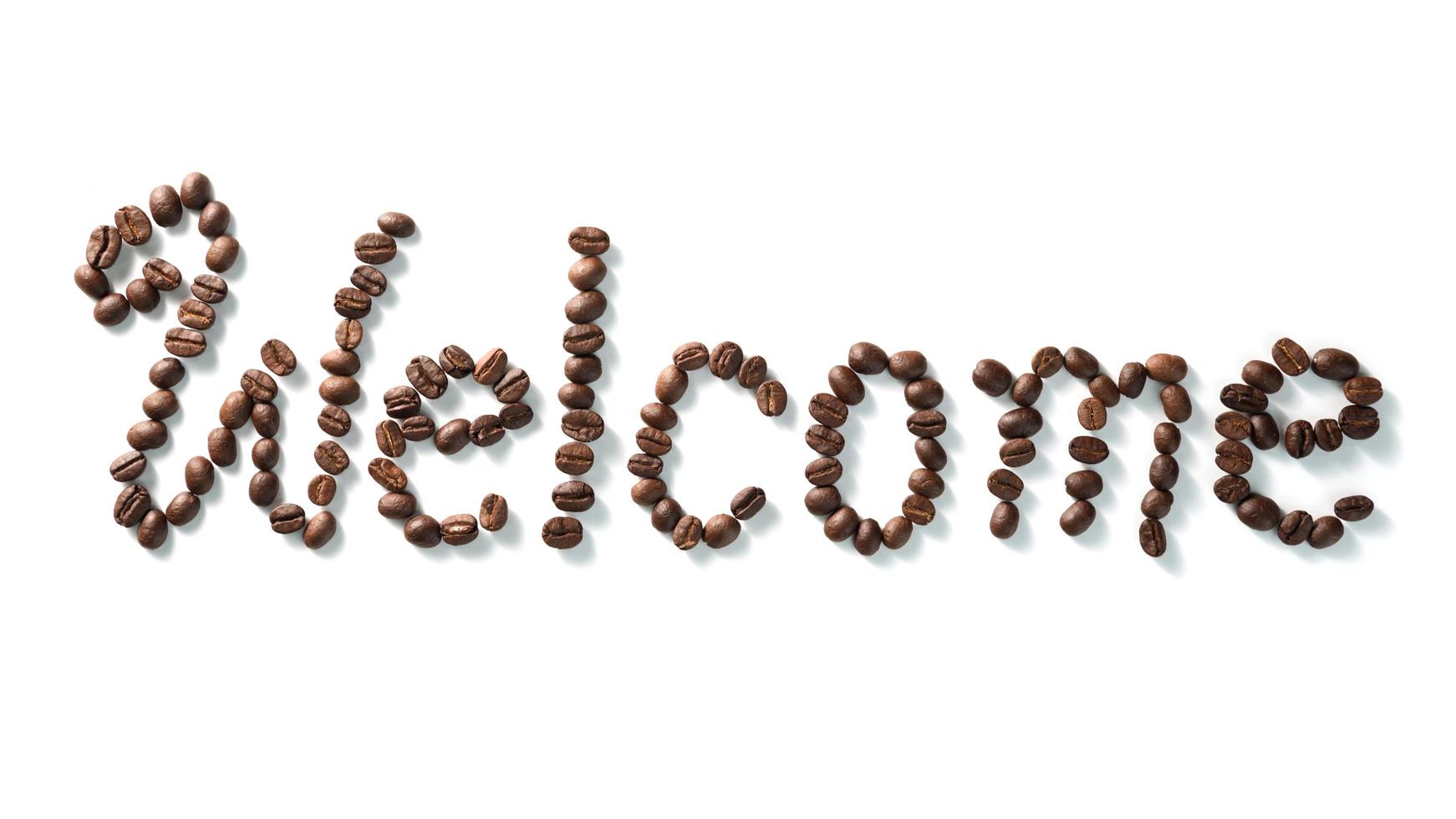 texto hecho de granos de café, aislado en blanco. envía un mensaje de texto a la palabra bienvenida hecha de granos de café. fuente foto