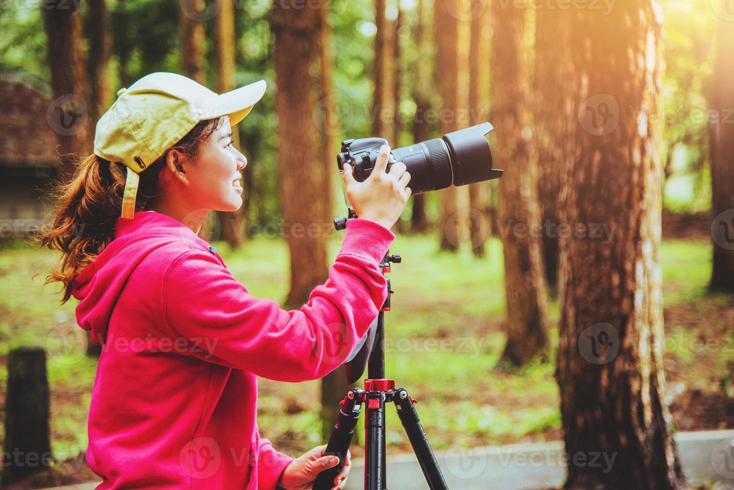 fotografía mujer asiática viajes naturaleza. viajar relajarse. estudio de la naturaleza. en el parque público en verano. parque nacional doi inthanon en tailandia. foto