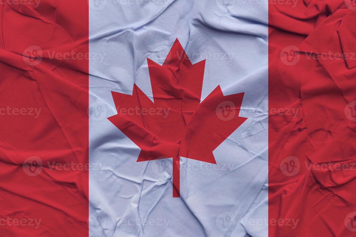 bandera canadiense hecha de papel arrugado foto