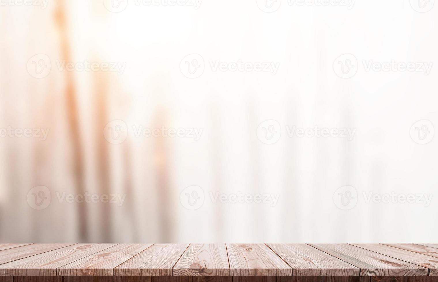 la parte superior de la mesa y la ventana de vidrio de fondo del edificio borroso para la exhibición del producto de montaje foto