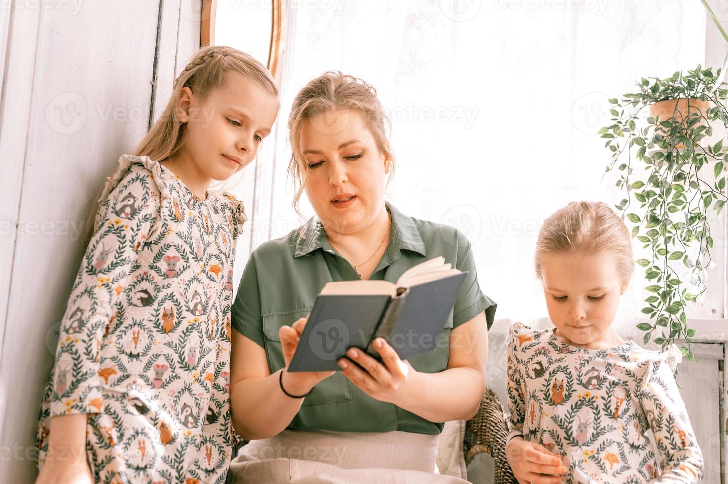 madre mamá hija niño casa leer libro foto