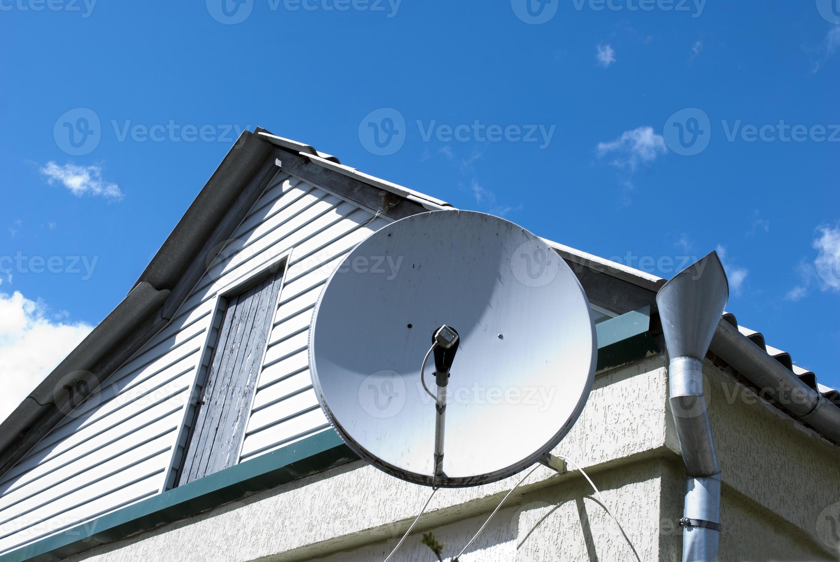 antena parabólica en la pared nubes en cielo tiempo solar 8008561 Foto de stock en Vecteezy