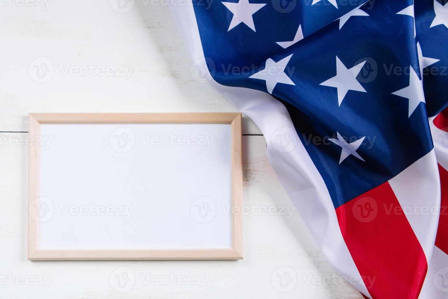 bandera americana y marco vacío para texto sobre fondo blanco. cultura de estados unidos. concepto de independencia, día conmemorativo o día del trabajo. foto