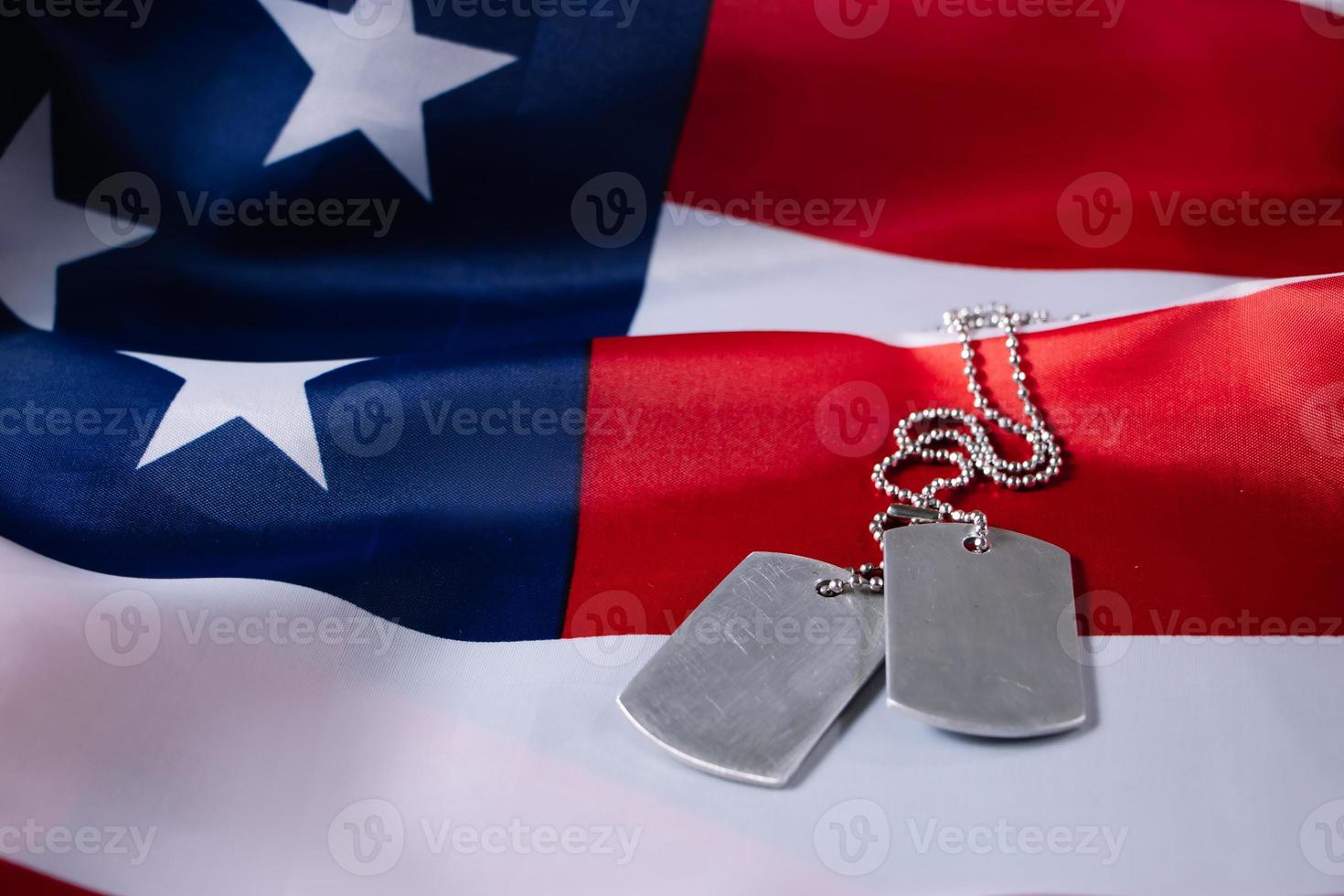 concepto del día conmemorativo de estados unidos. bandera americana y placas de identificación militares. foto