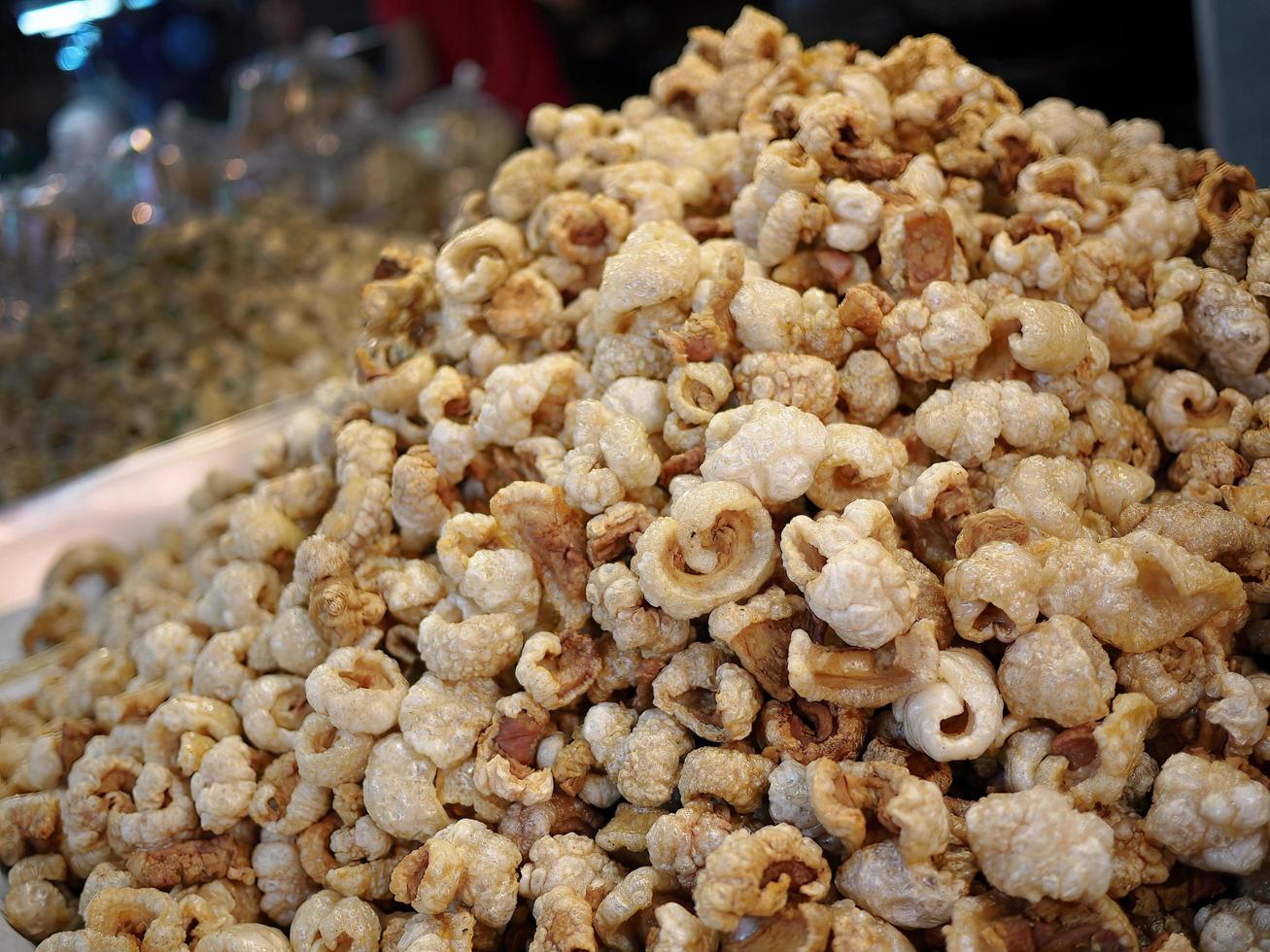 deliciosa corteza de cerdo frita a la venta en el mercado nocturno local tailandés foto