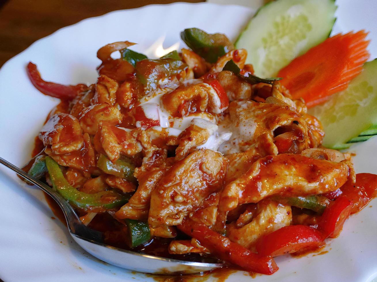 curry panang de carne de pollo cubierto con leche de coco famoso menú de comida tailandesa foto