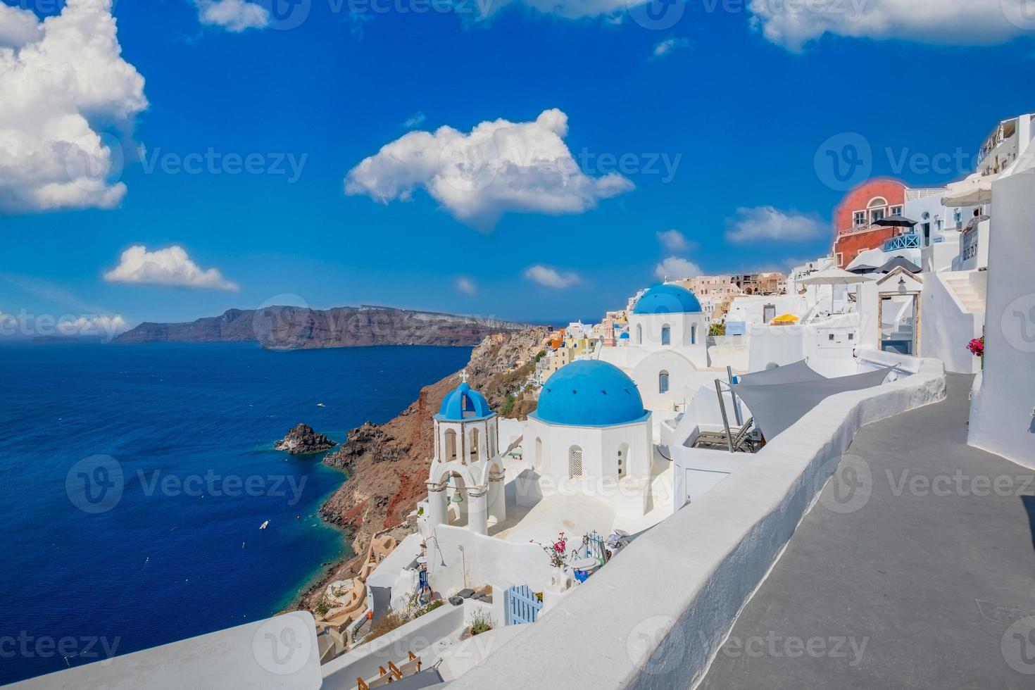 isla de santorini, grecia. paisaje de verano increíblemente romántico en santorini. Pueblo de Oia a la luz de la mañana. Increíble vista con casas blancas. Isla de los amantes, concepto de fondo de vacaciones y viajes foto