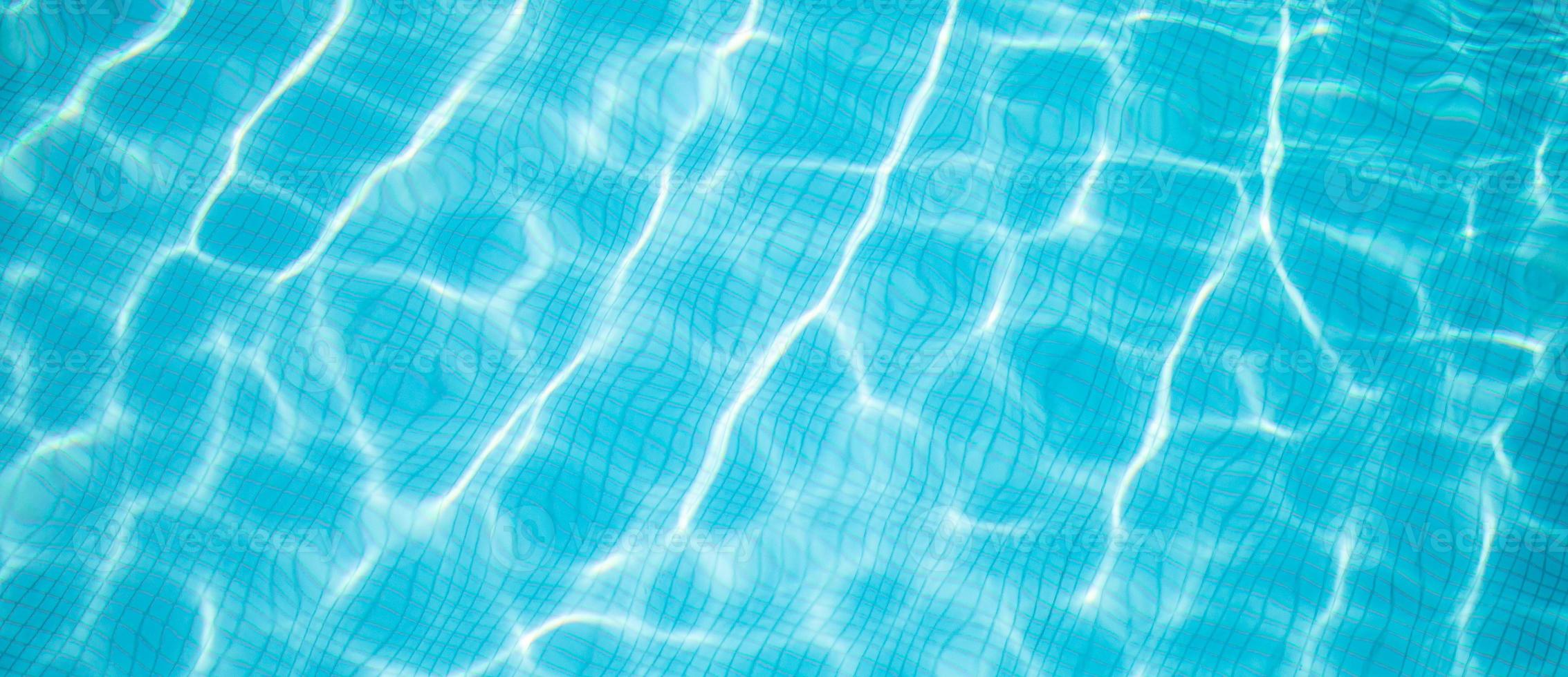 superficie de la piscina azul, fondo de agua en la piscina. diversión de verano, actividad recreativa al aire libre, superficie de agua azul soleada foto