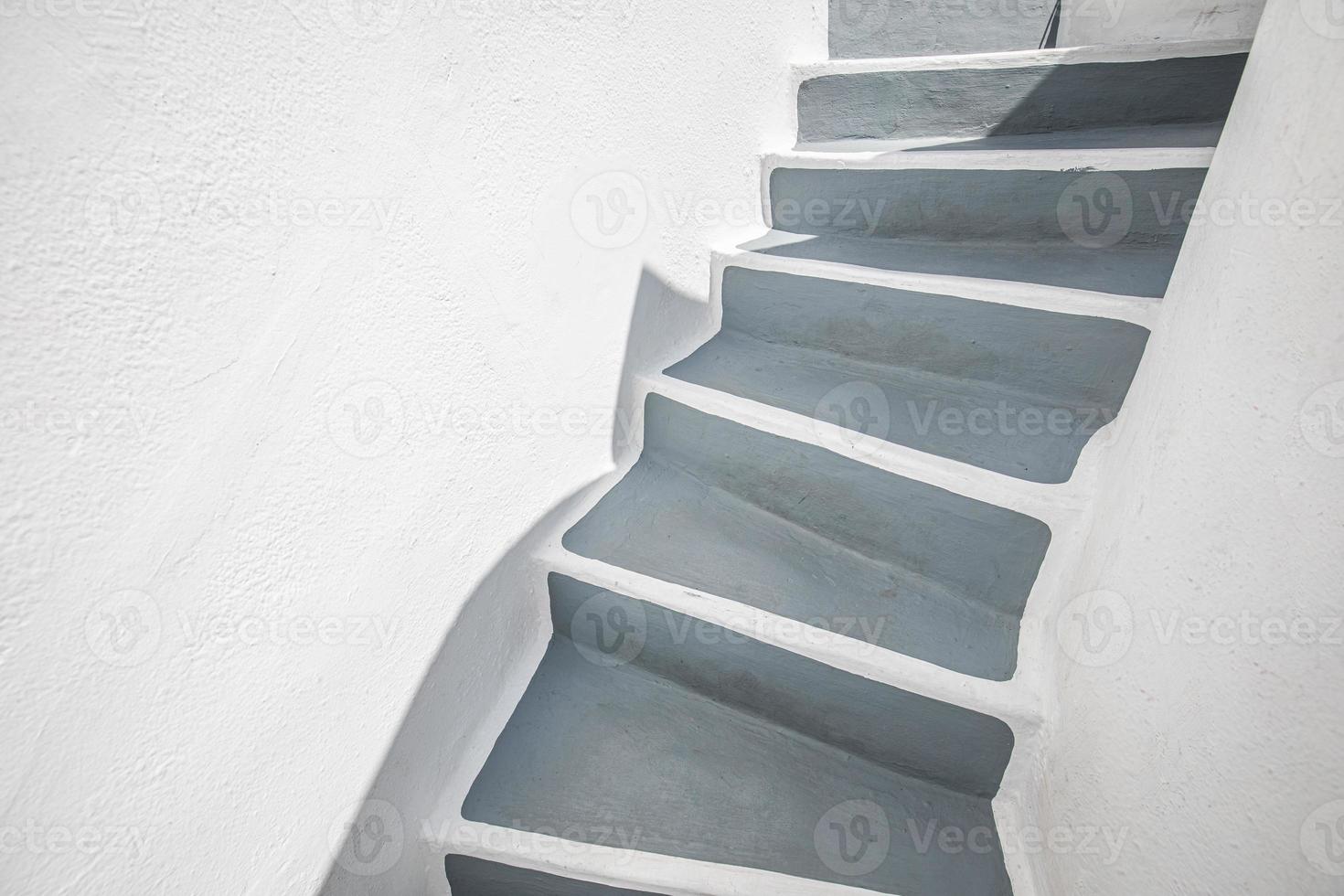 santorini, grecia, europa. arquitectura clásica griega blanca con escalera, escalera al hotel. calles de santorini, detalles. famoso destino de viaje. fondo de vacaciones. foto