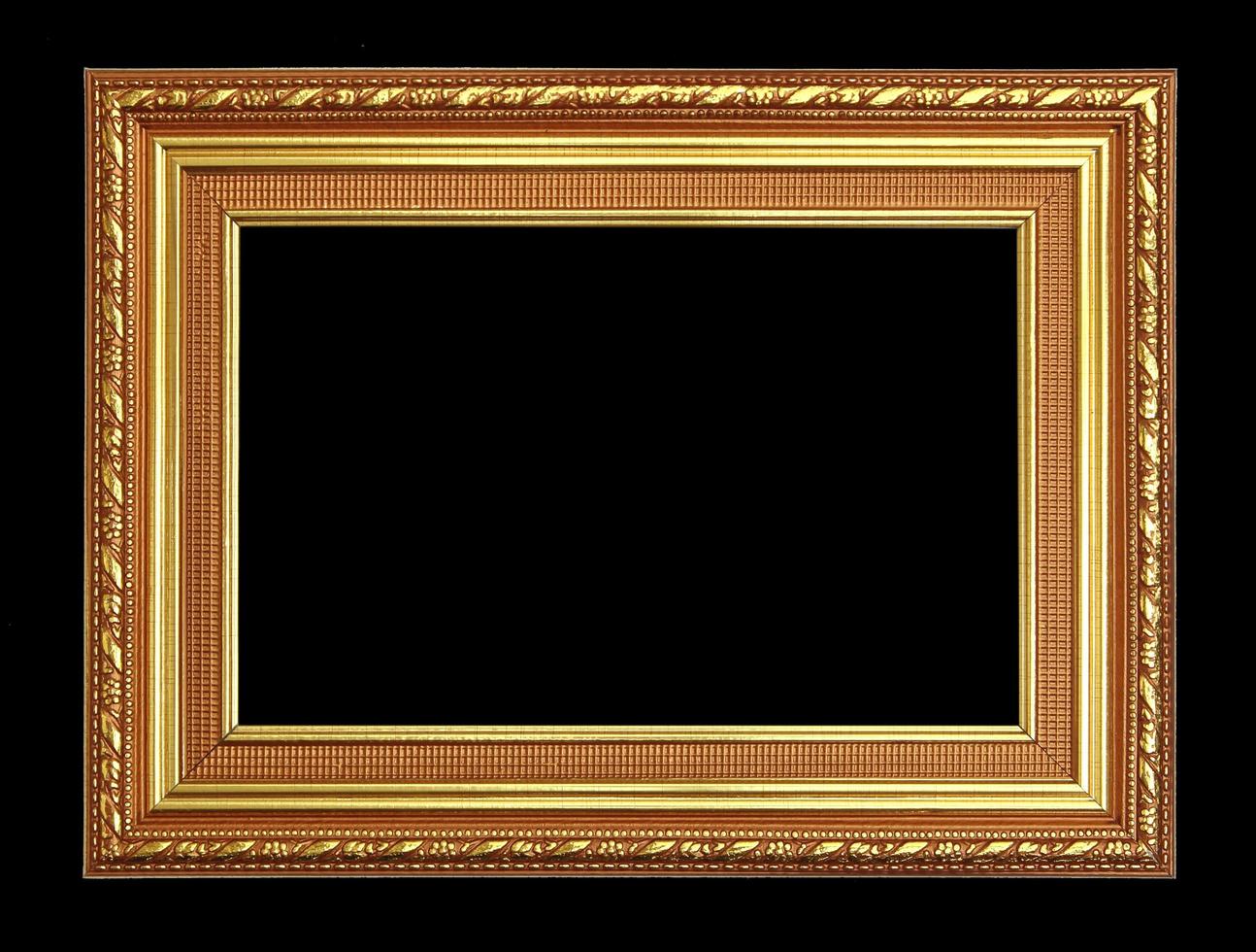 el marco dorado antiguo en el fondo negro foto