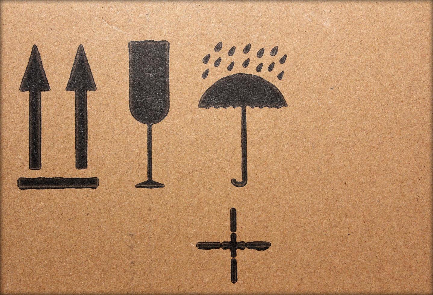 Symbol beside a cardboard box photo