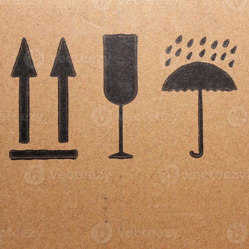 Symbol beside a cardboard box photo