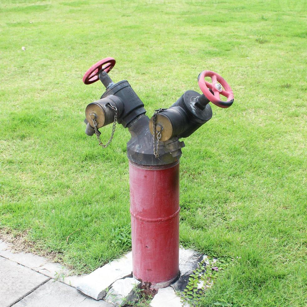 hidrante con mangueras de agua y equipo de extinción de incendios foto