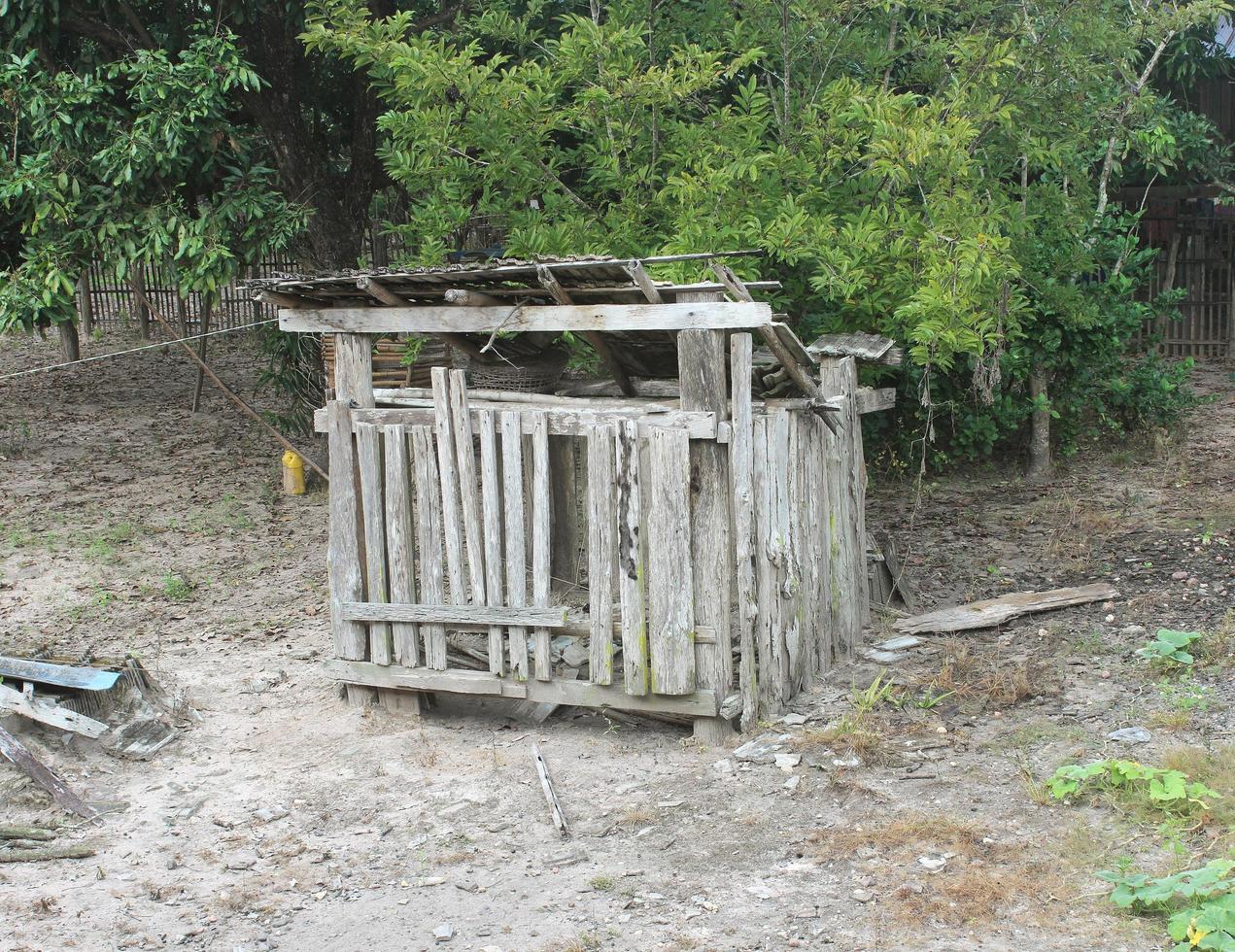 viejo cobertizo de madera en el patio trasero. foto