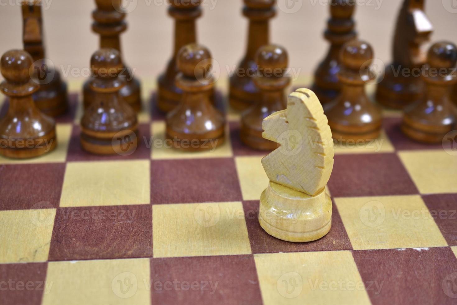 tablero de ajedrez con piezas de madera en blanco y negro foto