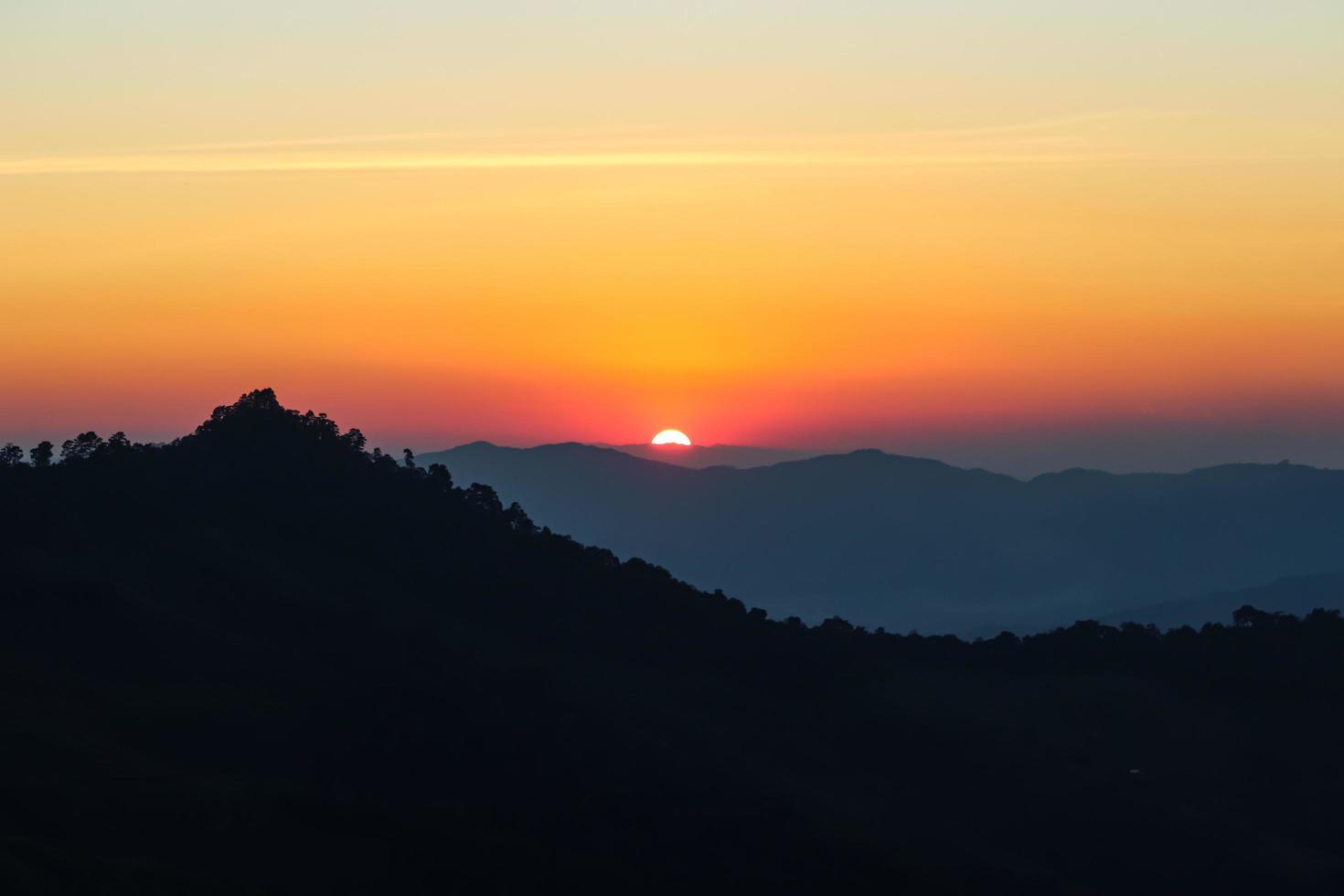 puesta de sol de landscpae con silueta de montaña foto