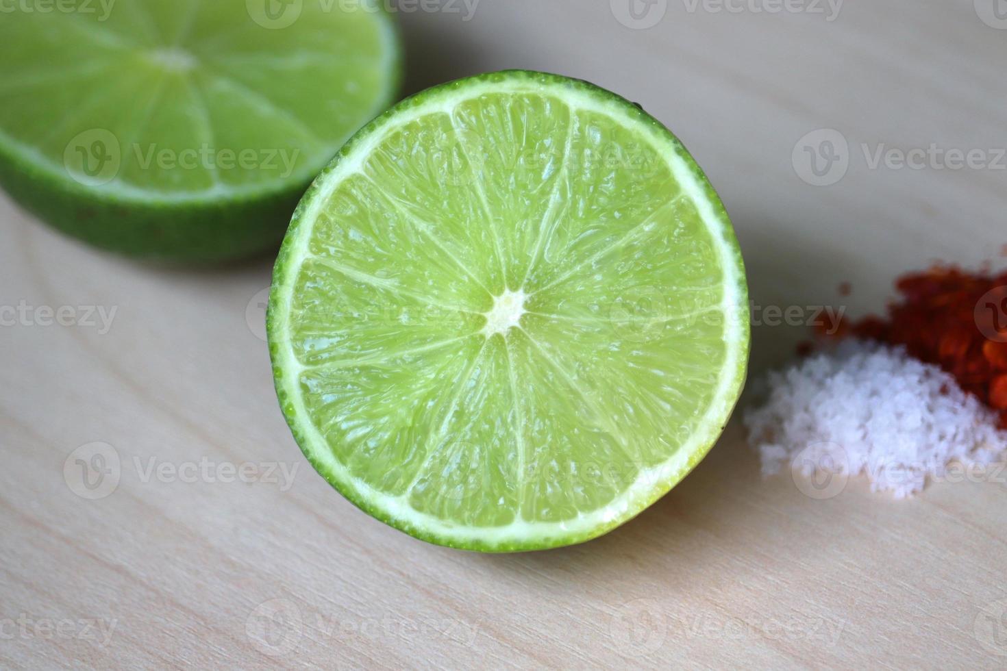 limón persa con sal y pimienta de cayena foto