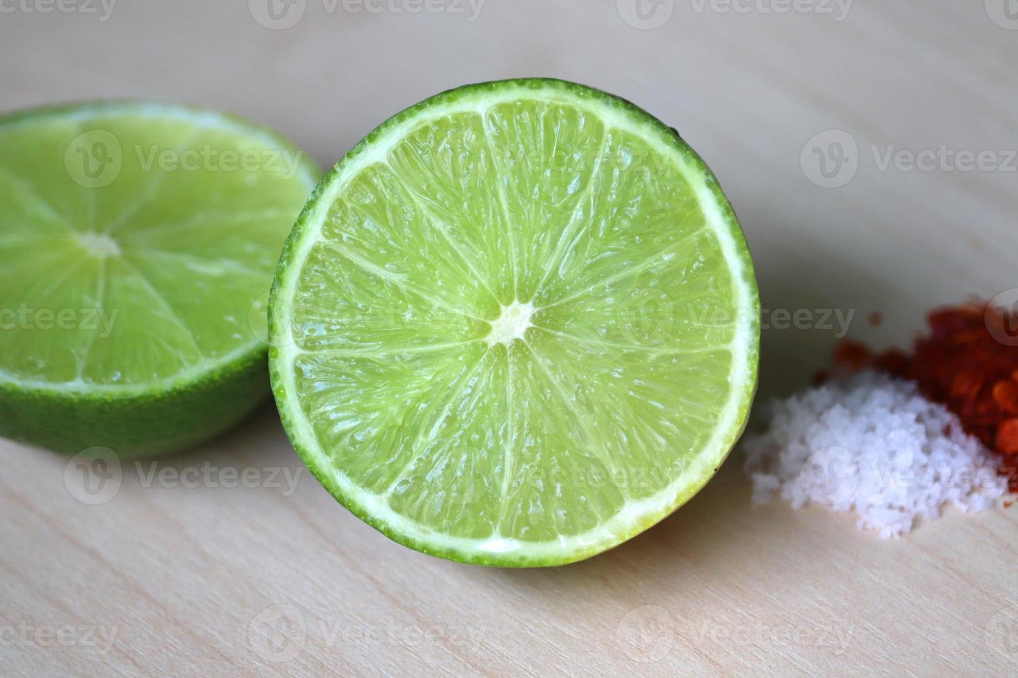 limón persa con sal y pimienta de cayena foto