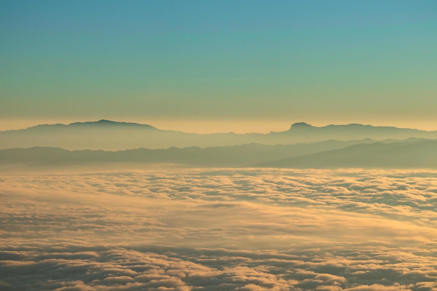 paisaje montañoso de colorido amanecer en las montañas. ver en niebla y nube foto