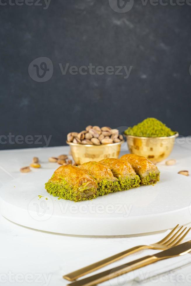 baklava de pistacho sobre mármol blanco. postre tradicional del medio oriente. baklava antep turco. foto