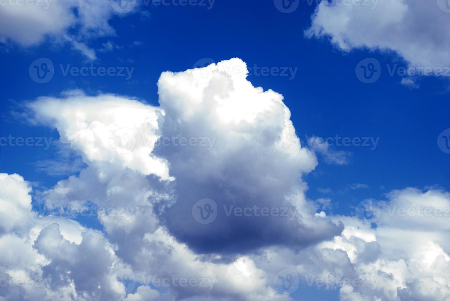 blue sky with cloud close-up photo