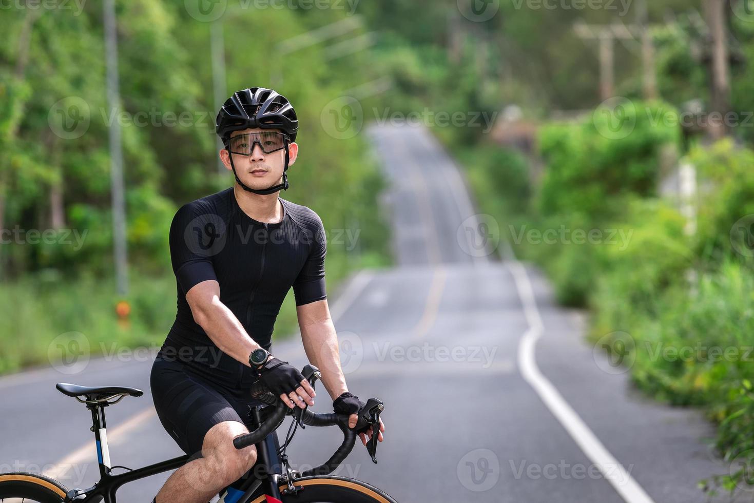 ciclismo prepárese para andar en bicicleta en la calle, carretera, con alta velocidad para hacer ejercicio y competir en gira profesional foto