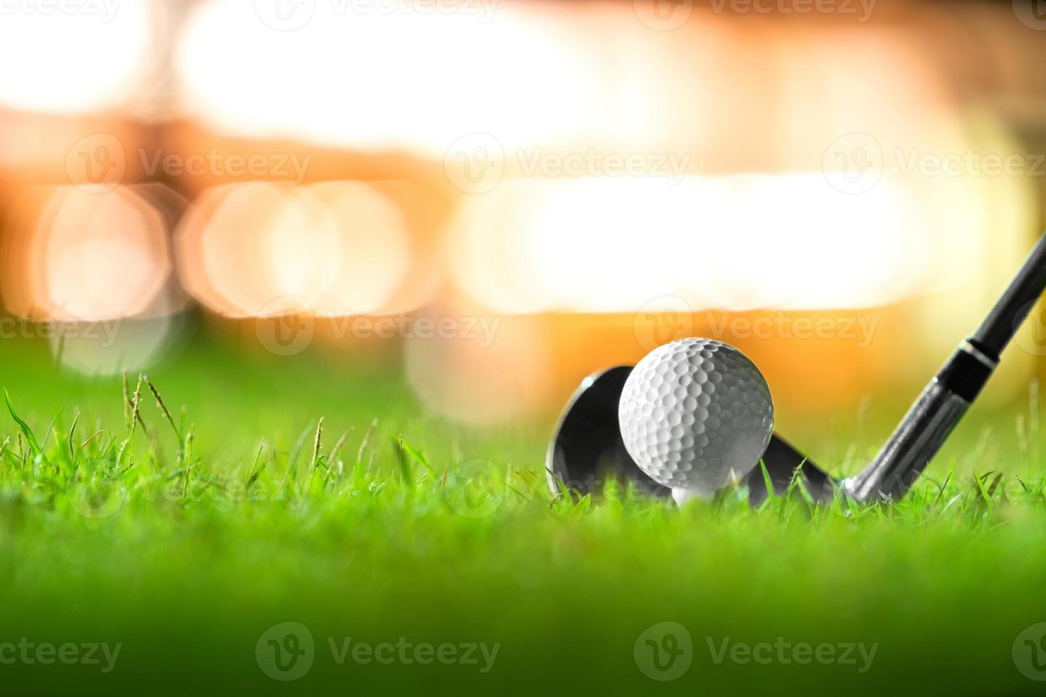 pelota de golf en tee en hierba hermosa en campo de golf para tiro al hoyo en competencia con hierro 7 foto