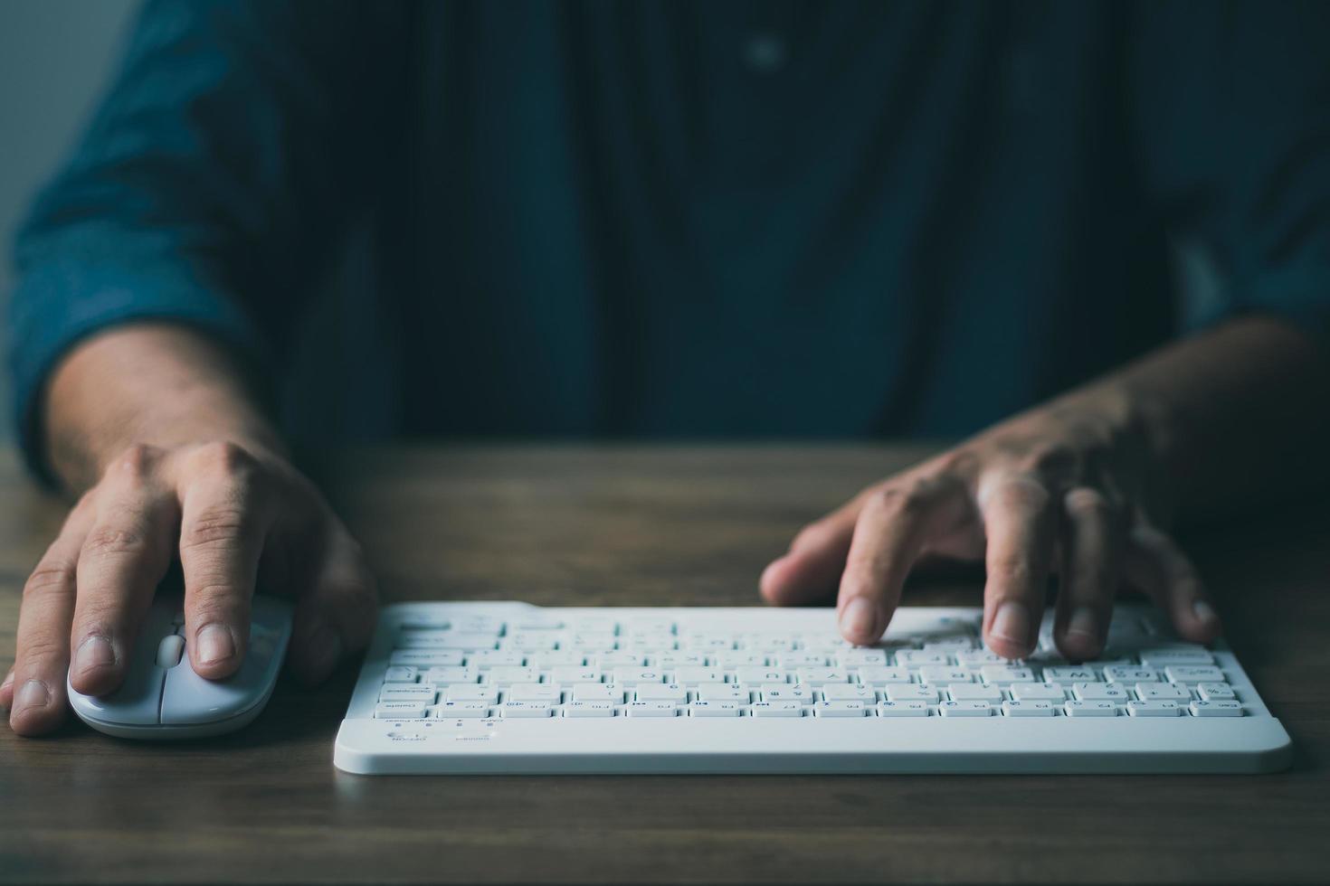 concepto de tecnología de medios sociales los hombres están usando computadoras para medios sociales y marketing en línea, incluido el trabajo desde casa. y buscando información en el mundo foto