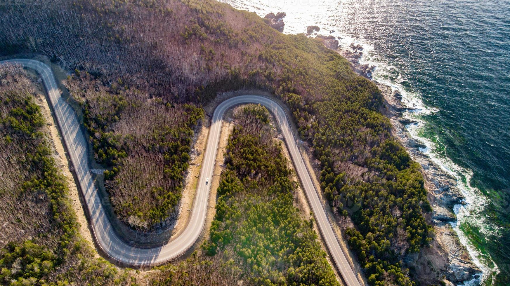 la vista aérea de la carretera espiral de la isla de cape breton cerca de nueva escocia, canadá foto