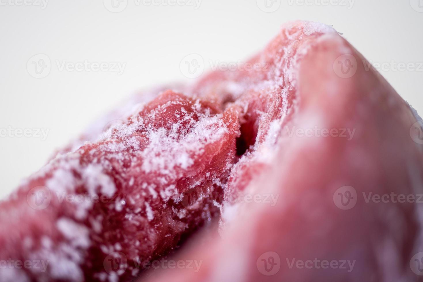 textura de carne cruda fresca congelada, primer plano, macro foto