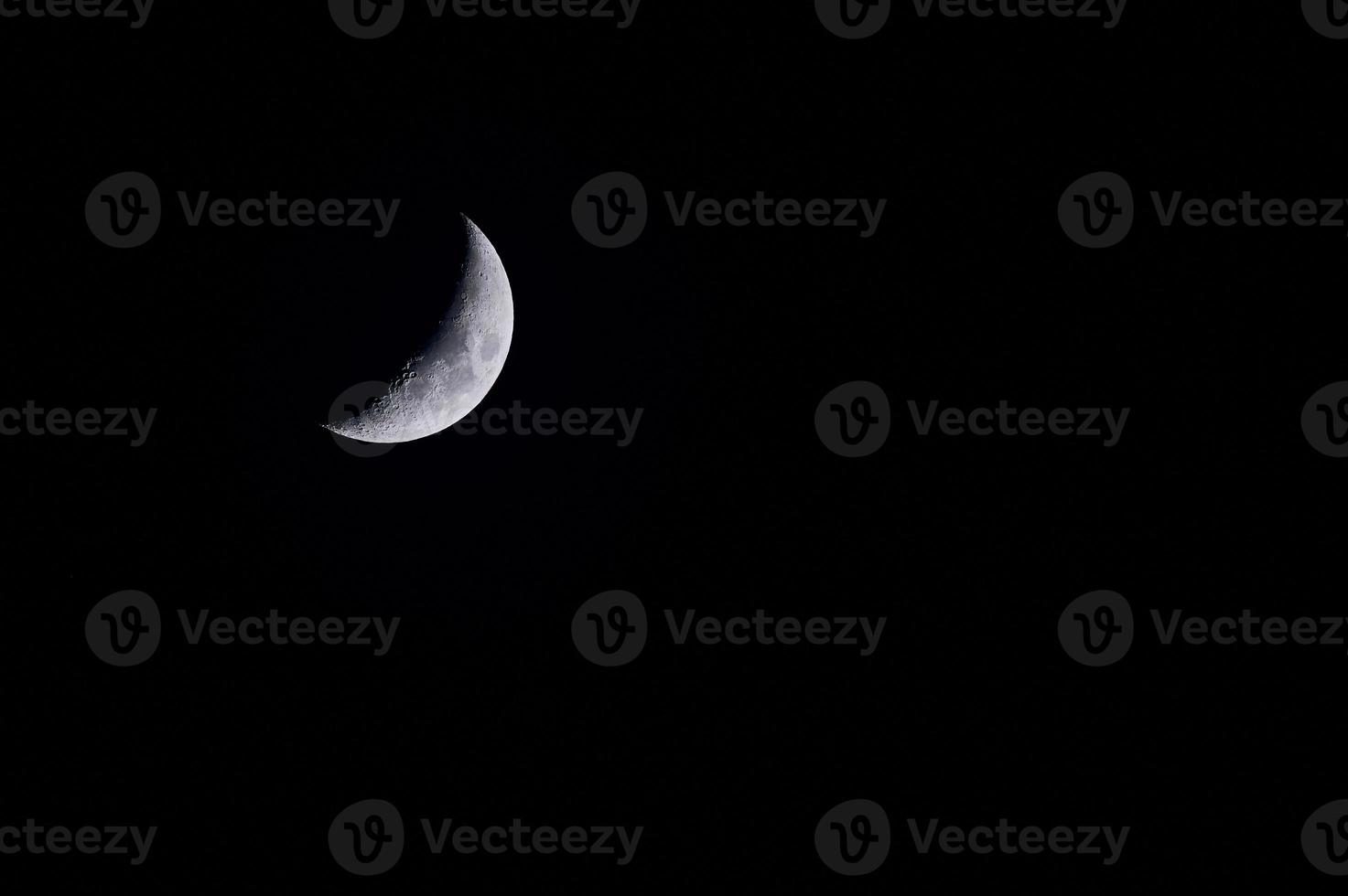 Fotografía en color de la luna creciente sobre Alemania en febrero foto