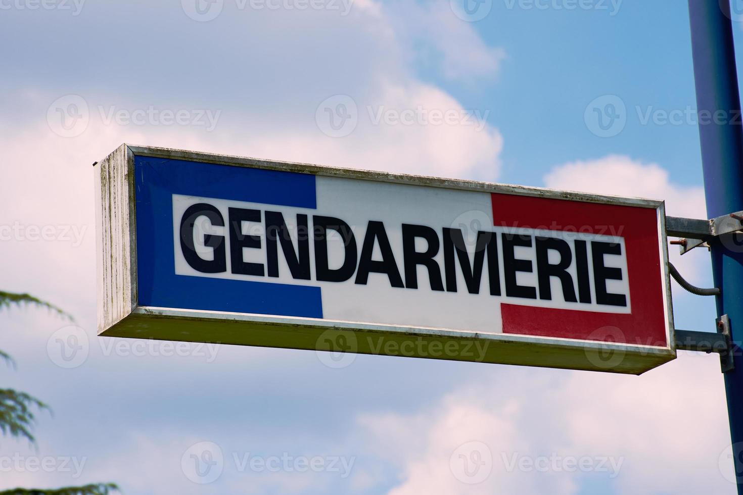 signo de la gendarmería francesa en un poste, la gendarmería es un componente militar con jurisdicción en la aplicación de la ley civil foto