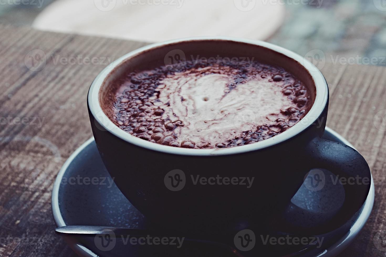 chocolate caliente con forma de corazón en una taza marrón foto