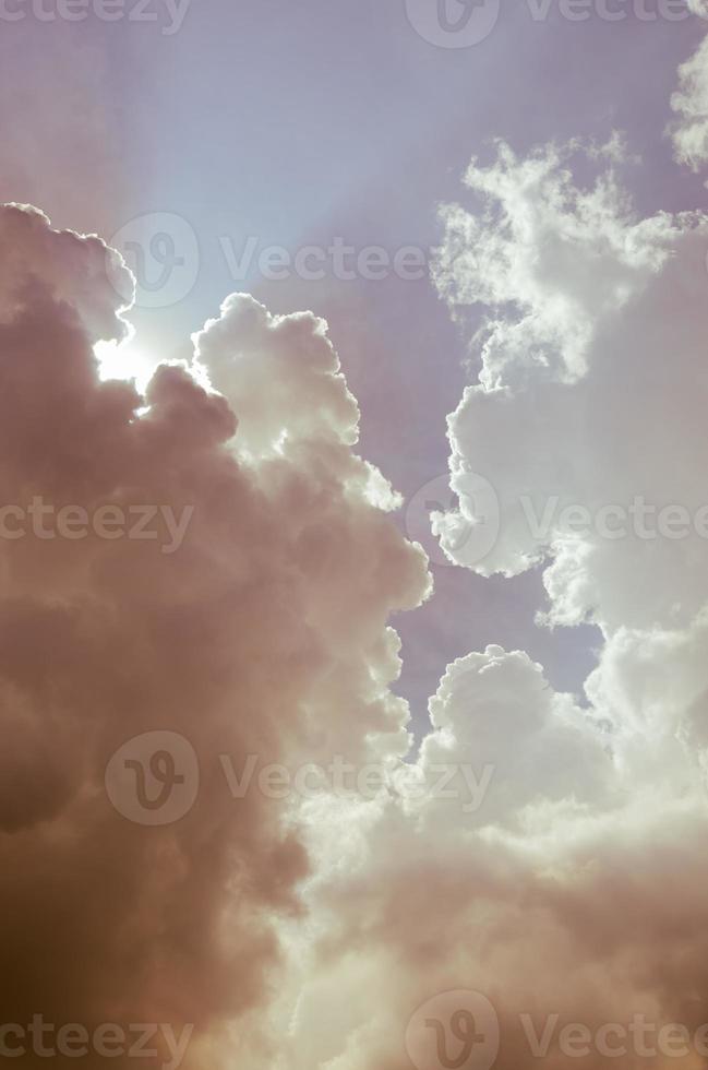 la luz del sol brillando a través de la nube. foto