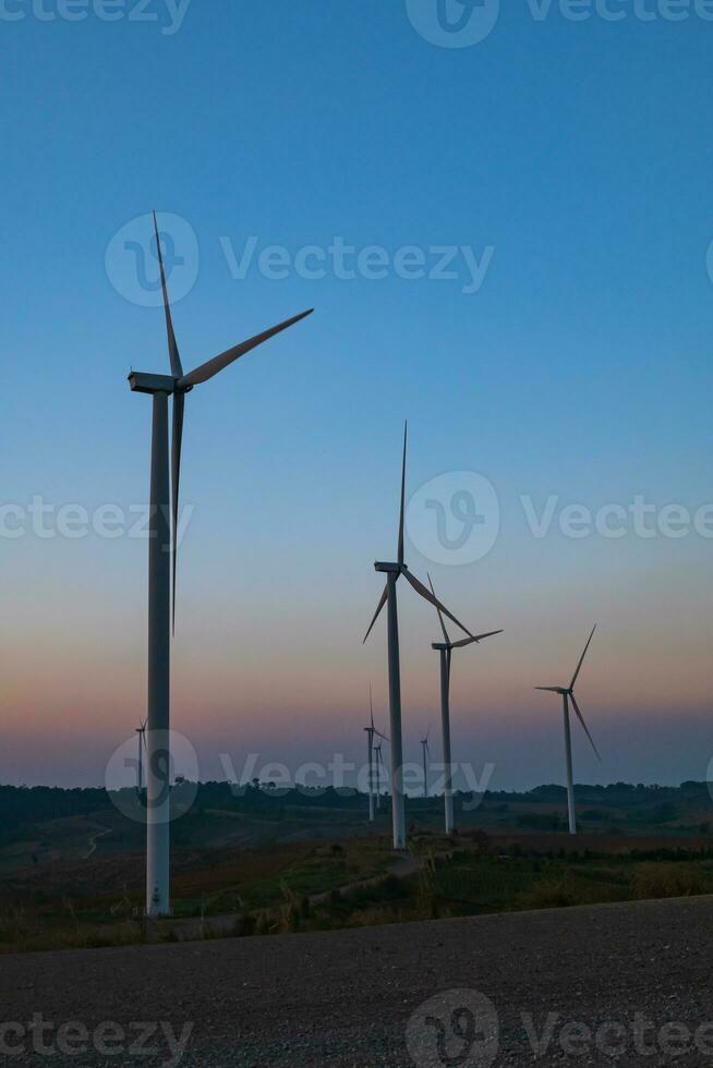 turbinas de viento en el paisaje de montaña. camino a través de las montañas parque eólico eco. concepto de energía de energía ecológica verde. foto