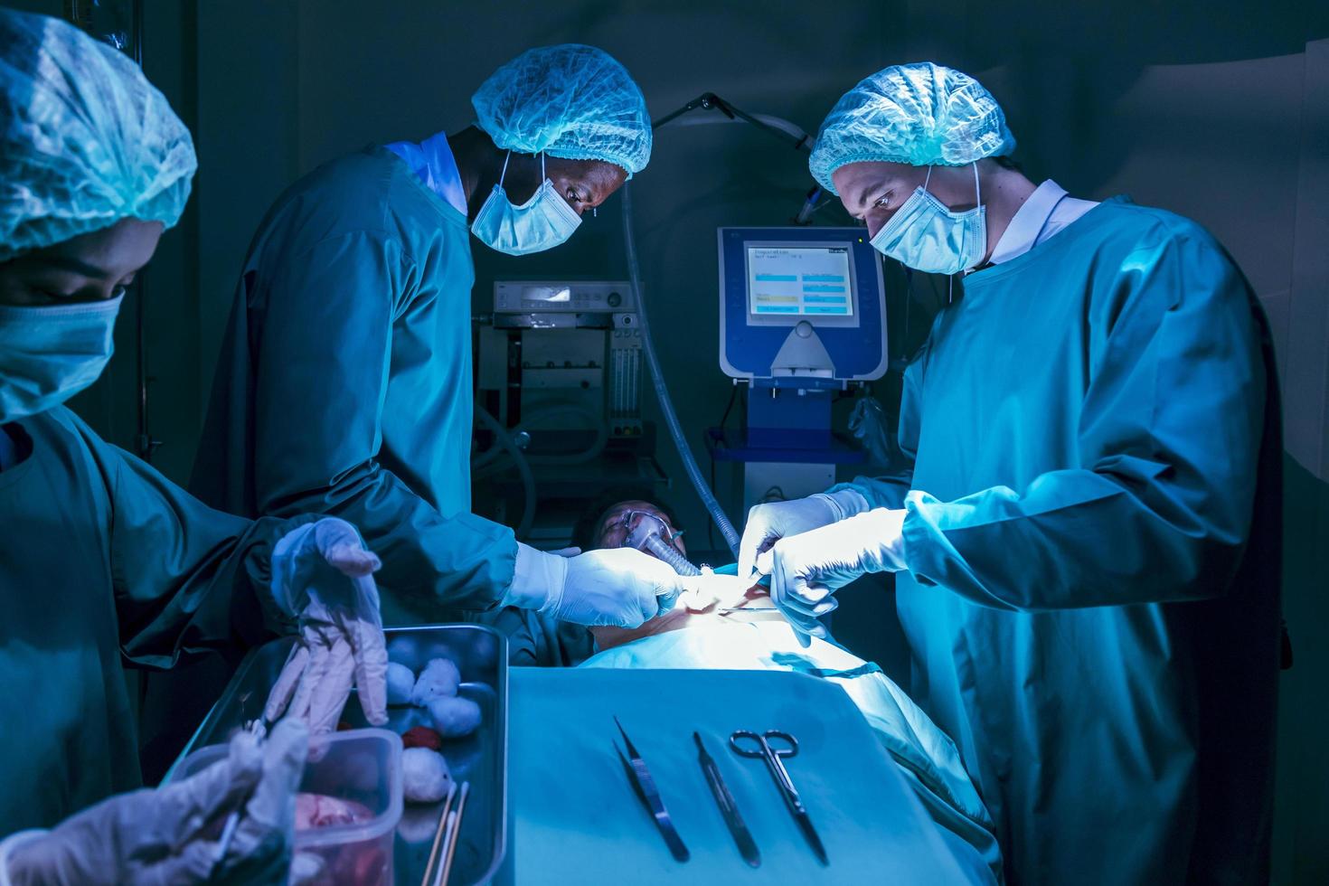 el equipo de médicos cirujanos está realizando una operación de cirugía cardíaca para pacientes de donantes de órganos para salvar más vidas en la sala de cirugía de emergencia foto