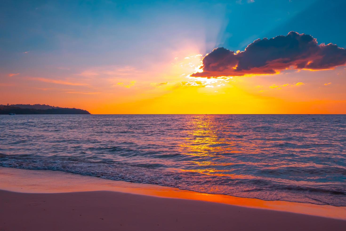 hermosa puesta de sol en la playa tropical con cielo y nubes para viajar en vacaciones relajarse foto