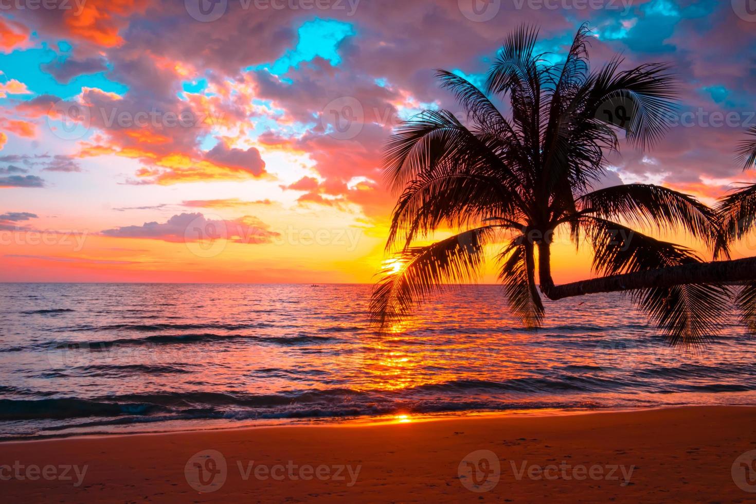 silueta de palmeras hermosa puesta de sol en el fondo de la playa del mar tropical para viajar en tiempo de relajación de vacaciones, foto