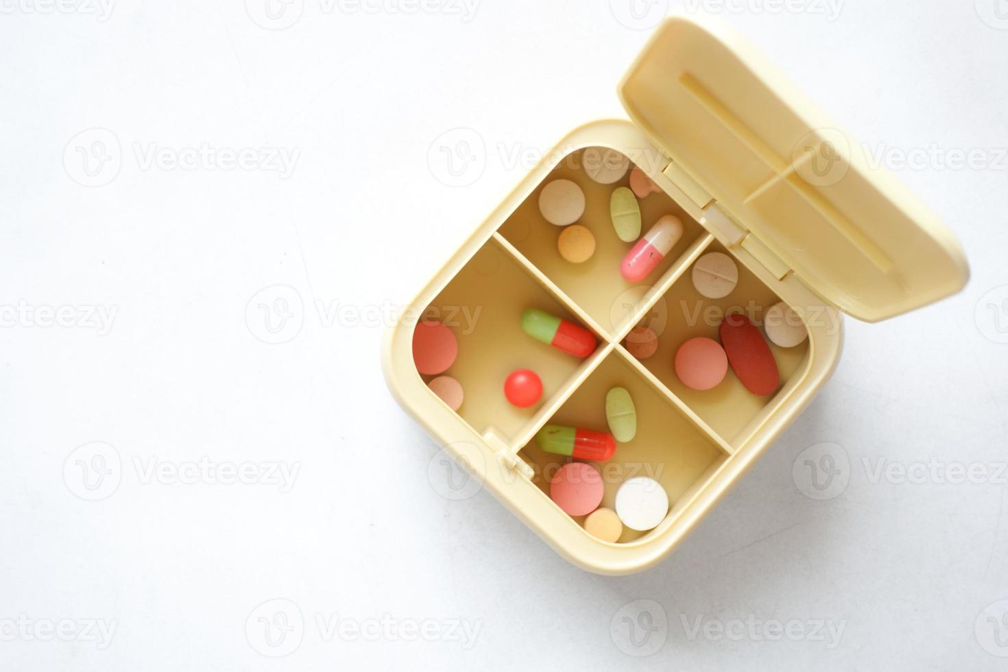 primer plano de pastillas médicas en una caja de pastillas en la mesa foto