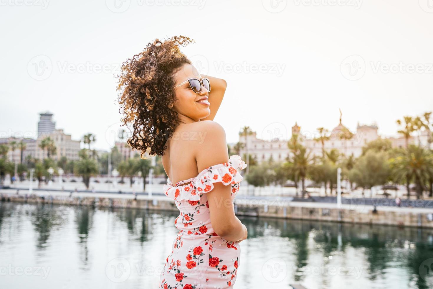 chica con rasgos latinos y cabello afro alegre y risueño. foto