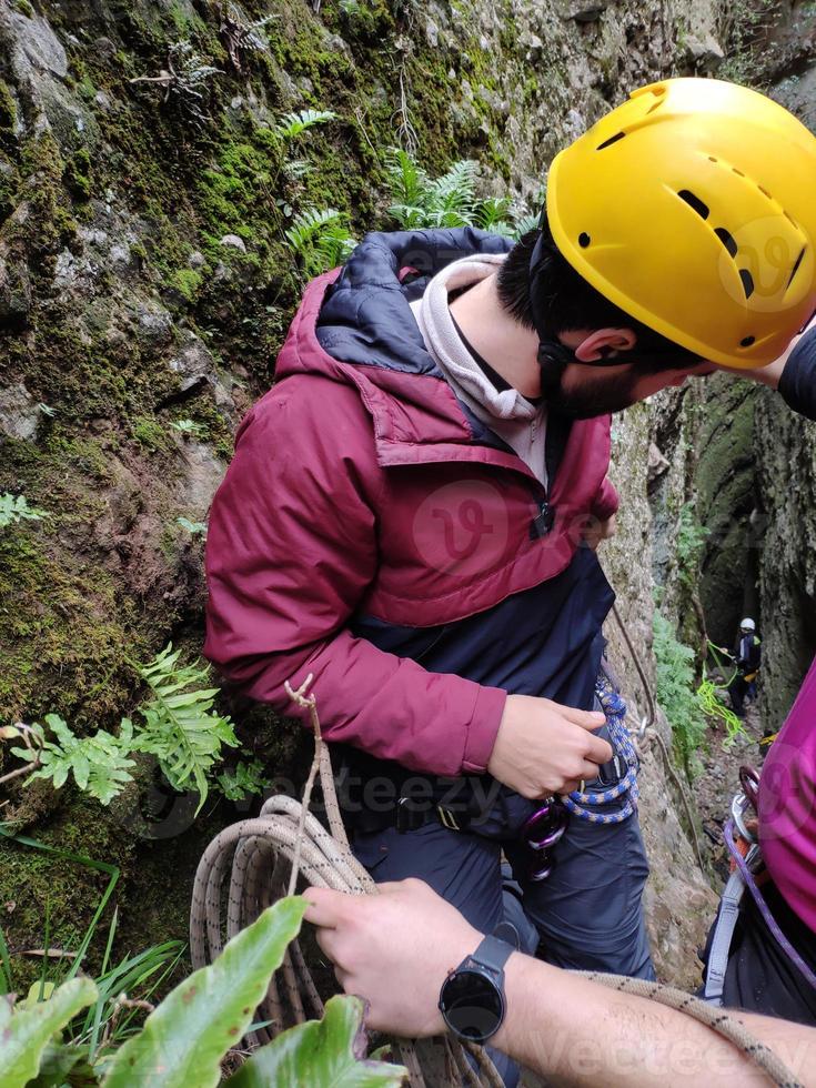 joven descendiendo en rappel foto