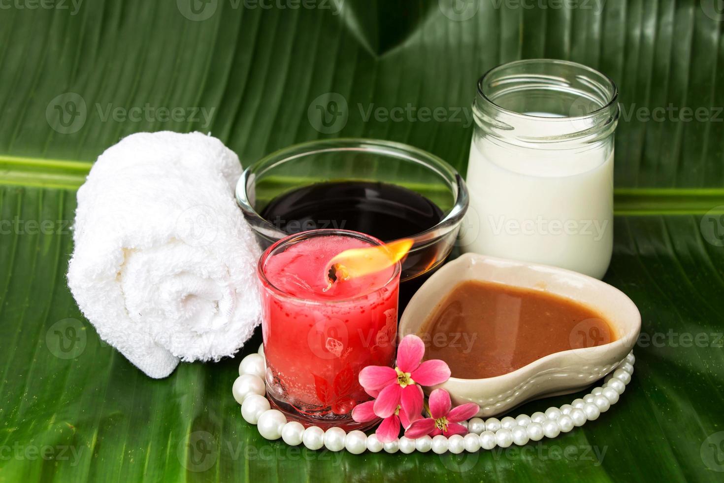 Face mask with milk, tamarind and honey photo