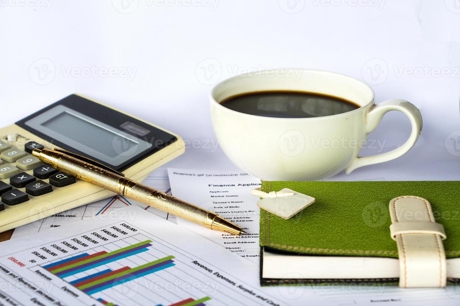 contabilidad. taza de café en el documento. gráfico y diagrama foto