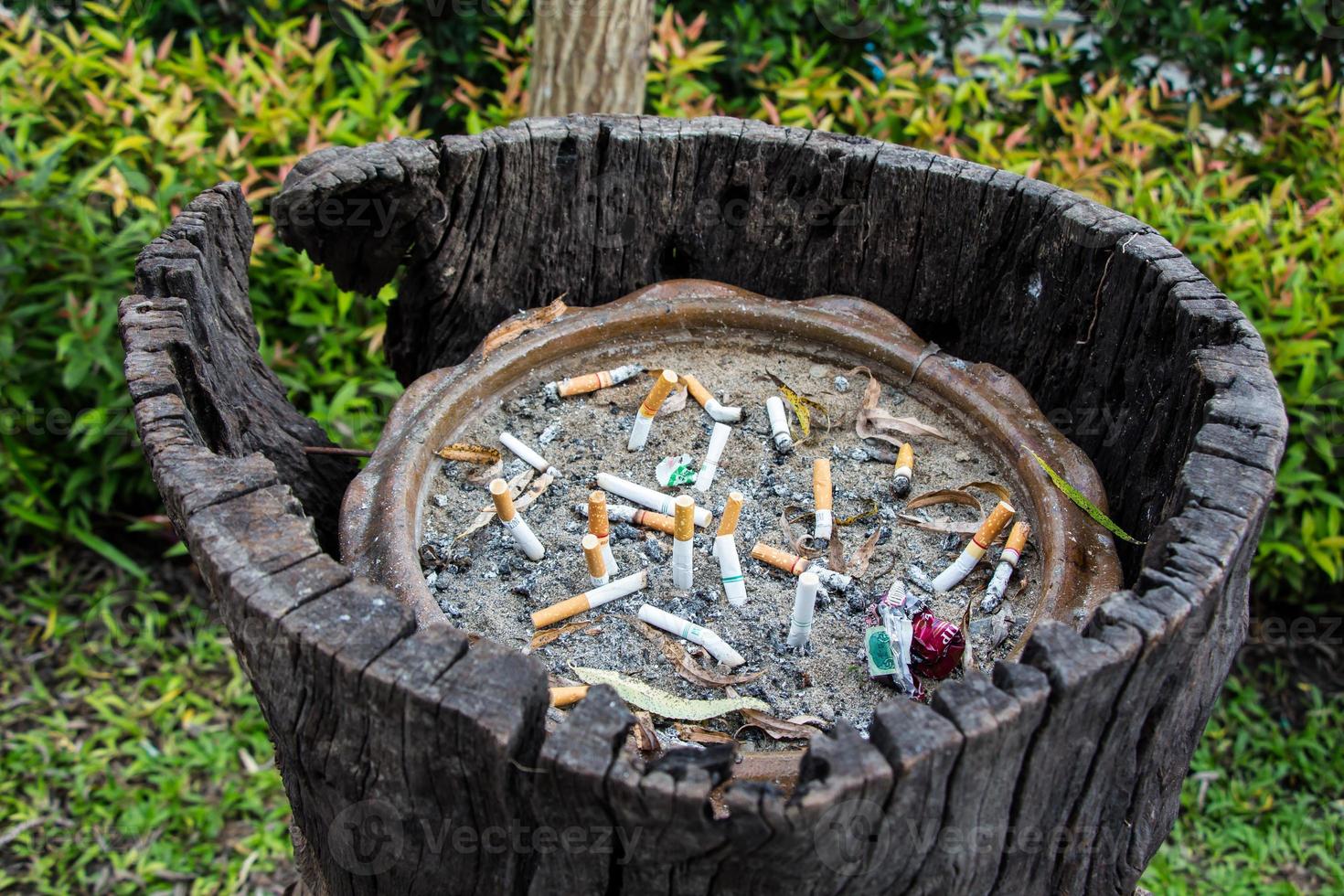 colillas de cigarrillos fumados en un cenicero sucio foto