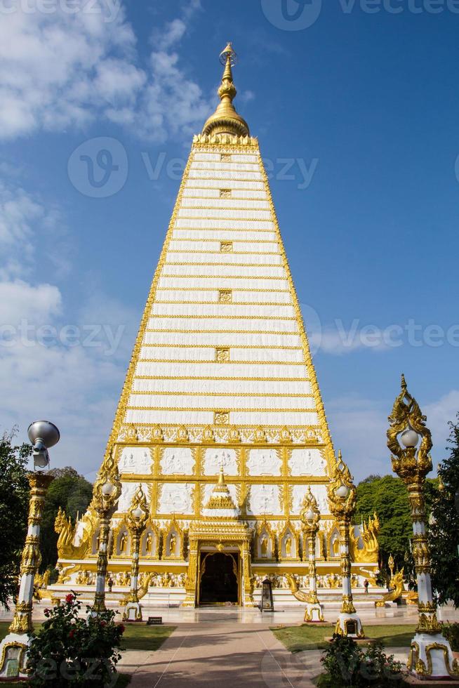 Wat Phrathat Nong Bua en la provincia de Ubon Ratchathani, Tailandia foto